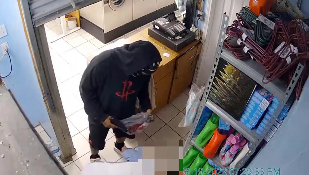 VIDEO: MAN ROBS LATINA WOMAN, CHILD SCREAMS