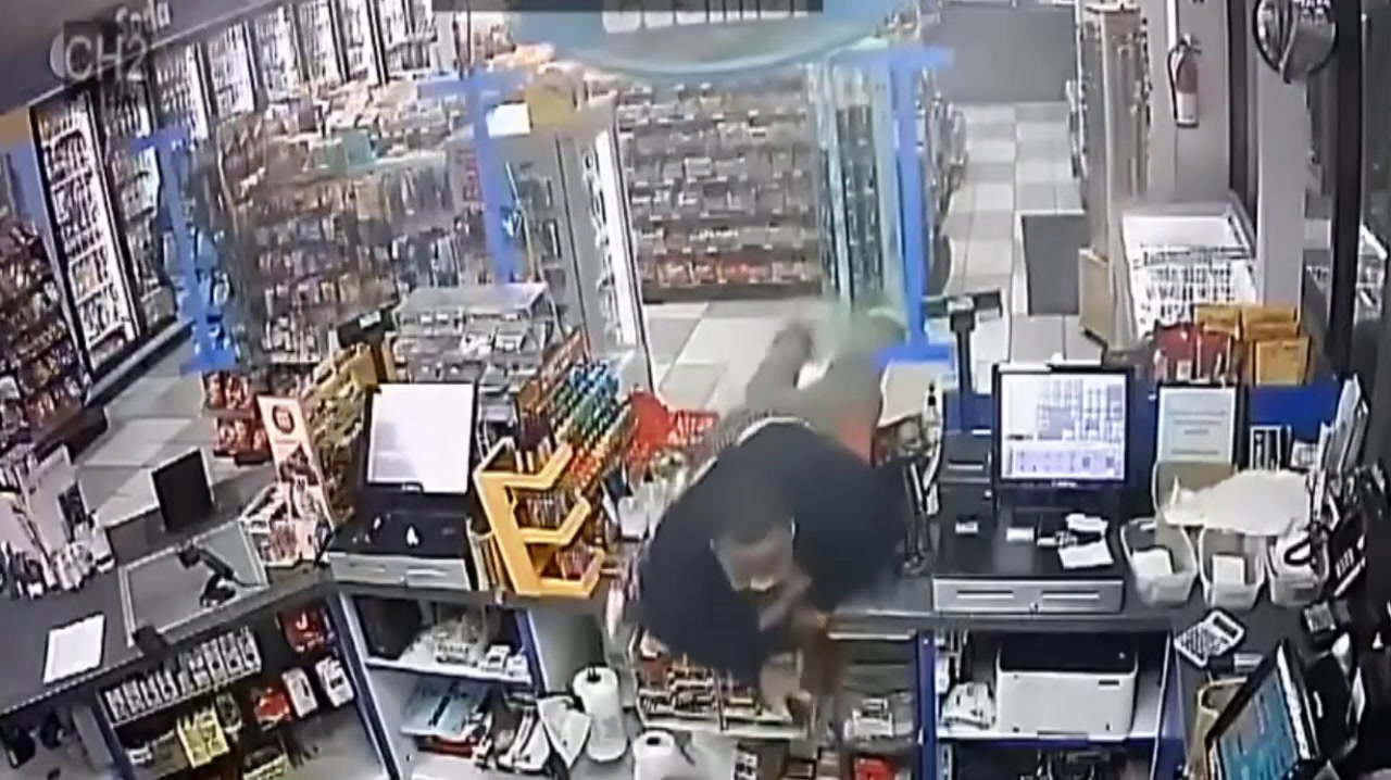 VIDEO: CLERK SHOT IN FACE DURING GAS STATION ROBBERY, SUSPECT DROVE 2021 MERCEDES BENZ