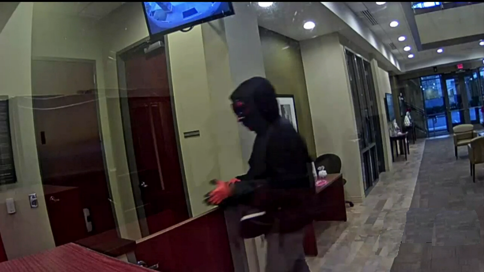 VIDEO: CHARLOTTE BANK ROBBED, THOUSANDS IN CASH TAKEN