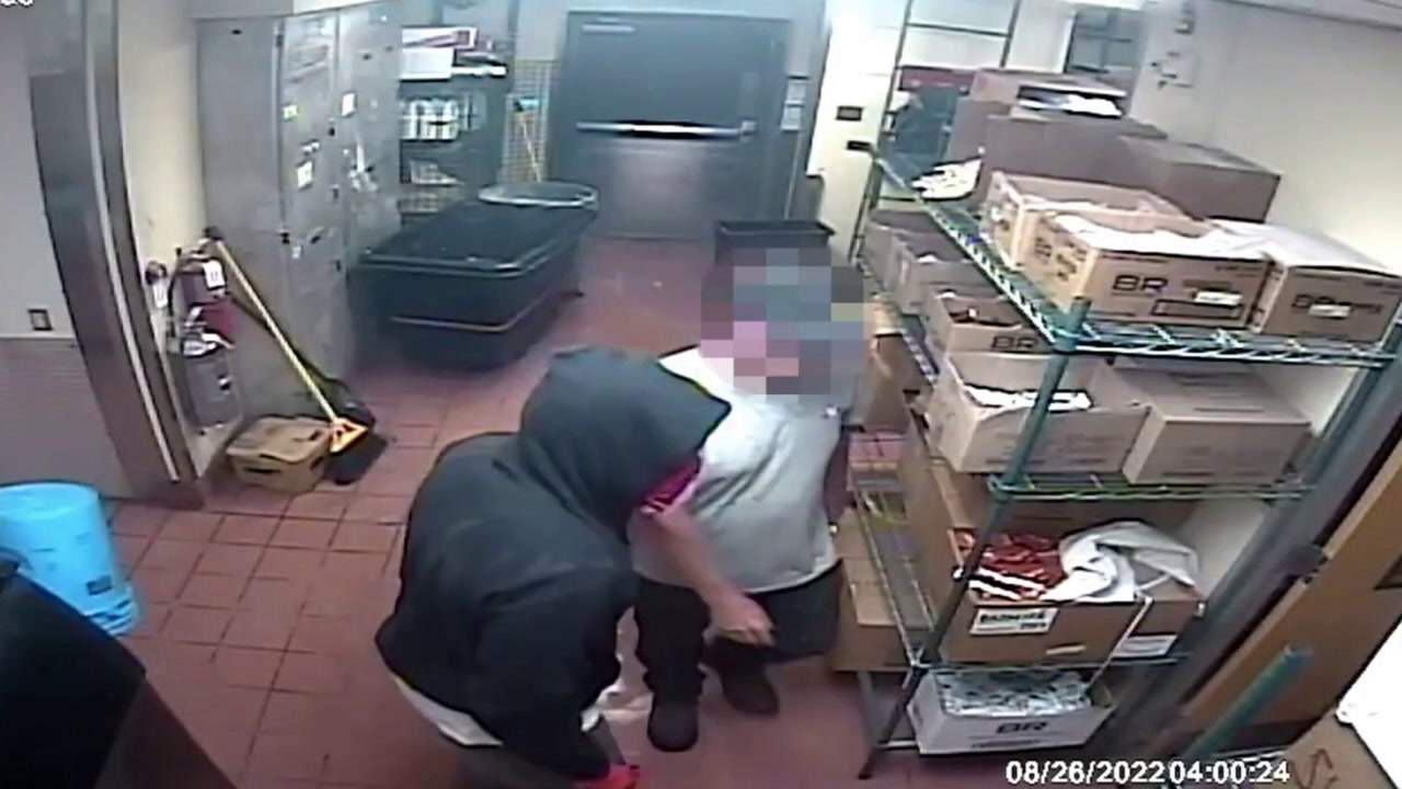 VIDEO: BOJANGLES RESTAURANT ROBBED, SUSPECT GETS LARGE AMOUNT OF CASH