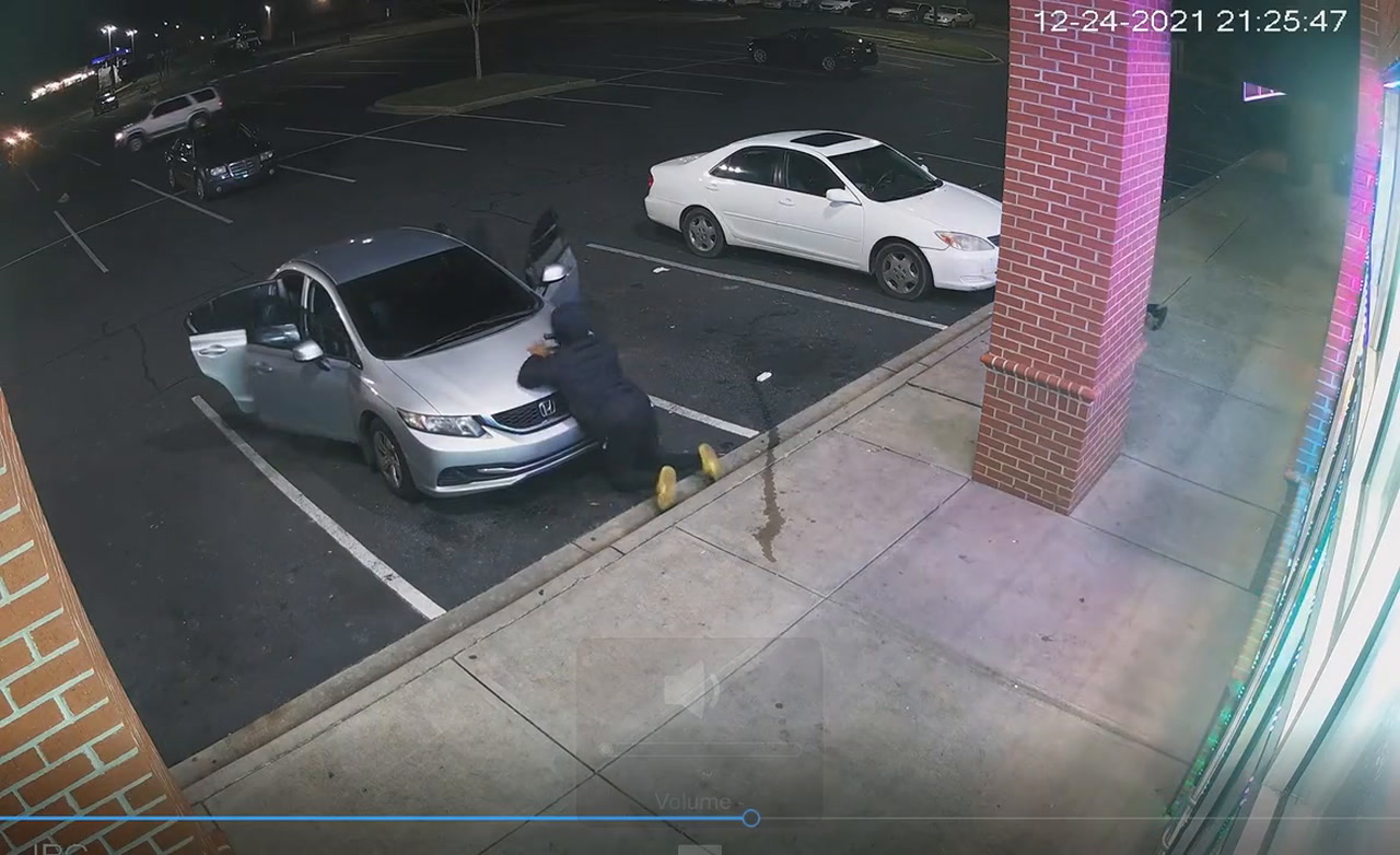 VIDEO: SHOOT OUT AT CHARLOTTE SHOPPING CENTER ON CHRISTMAS EVE