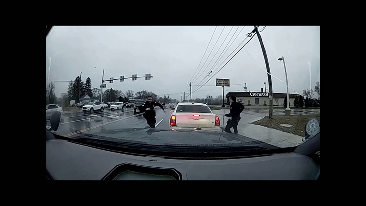 VIDEO: MAN DASHES AWAY FROM COPS IN THE RAIN WITH CHRYSLER 300