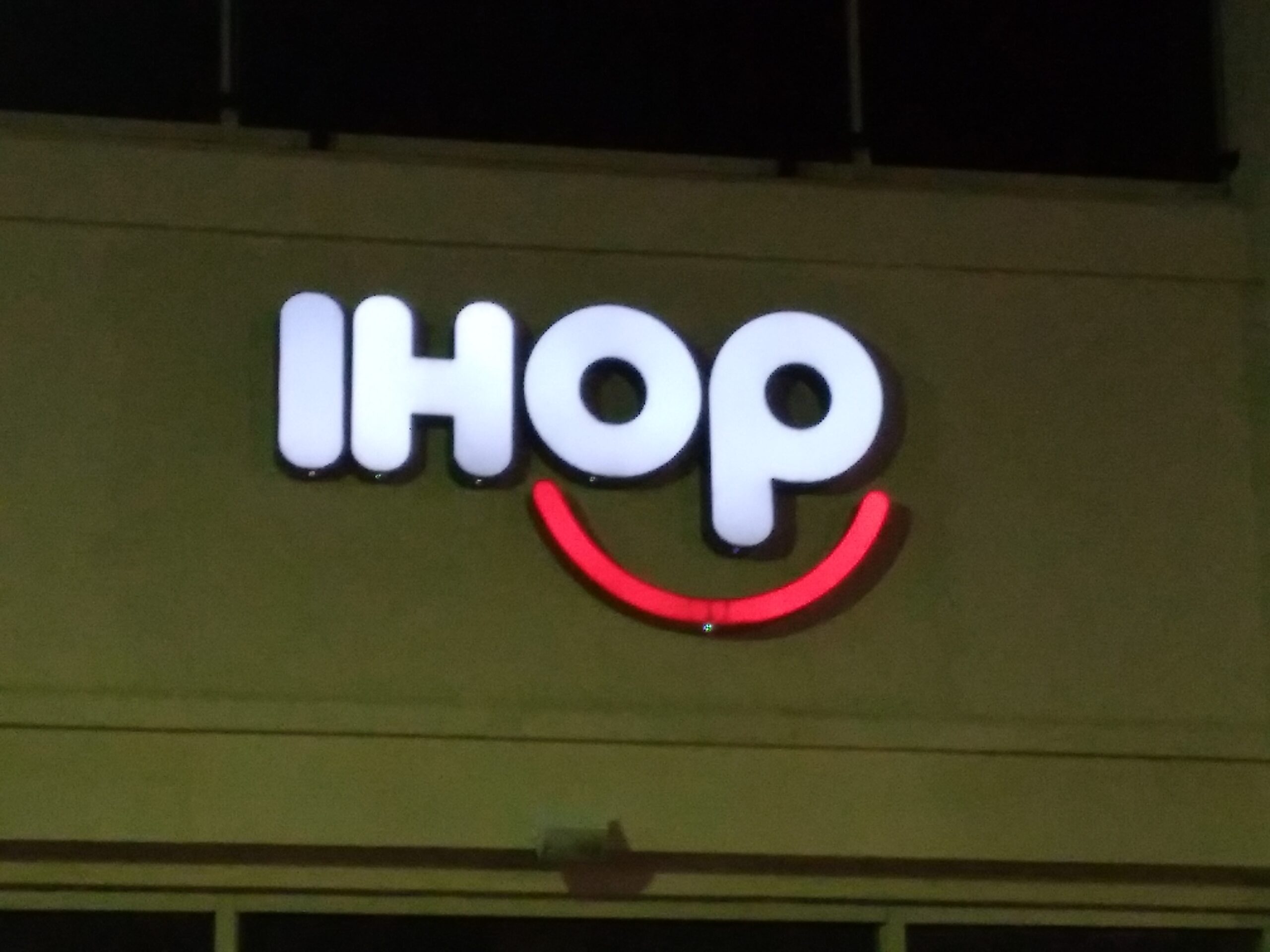 DOUBLE HOMICIDE AT IHOP RESTAURANT ON CHRISTMAS DAY, 3 SHOT