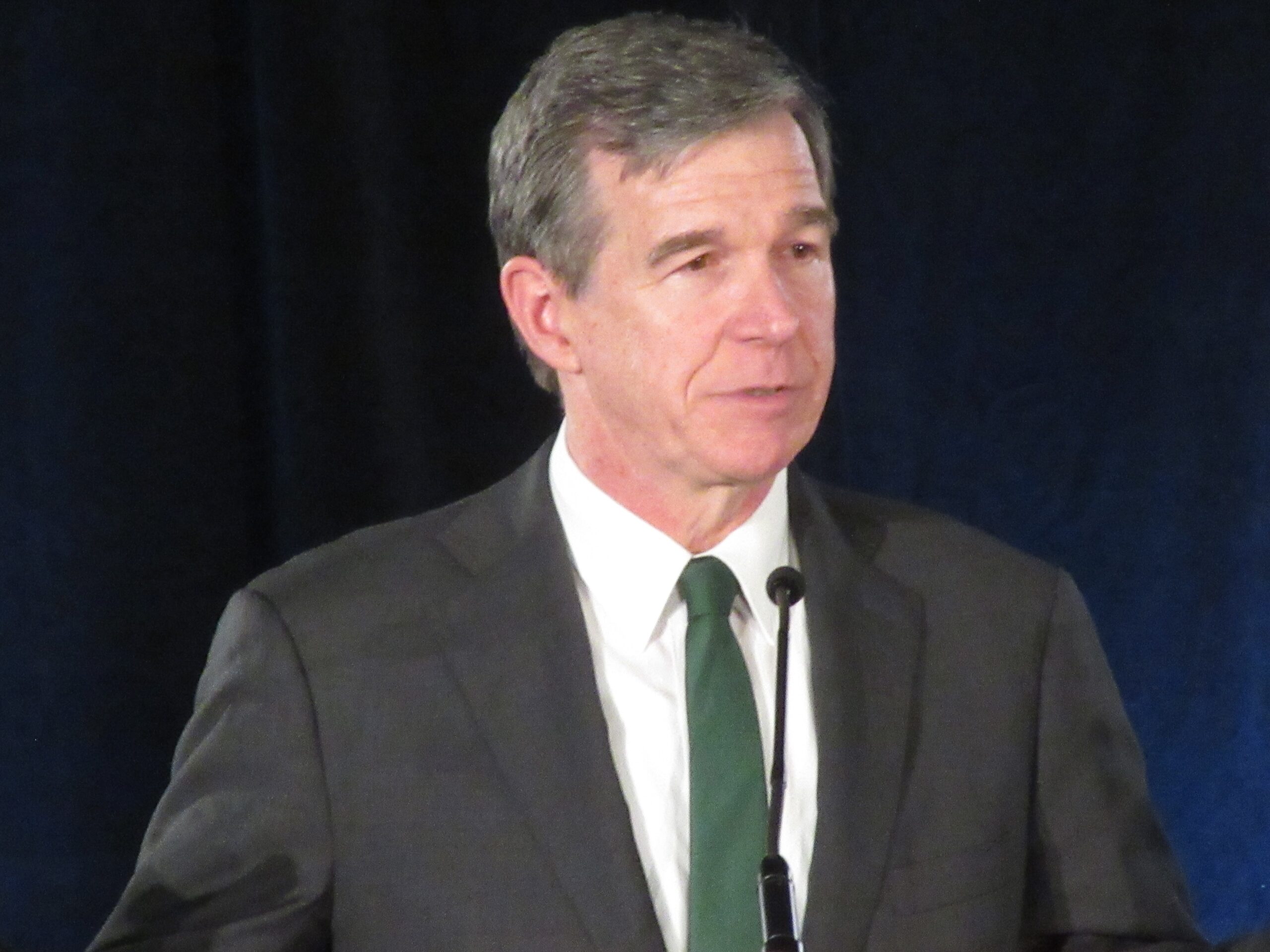 NC GOVERNOR CLOSES ALL RESTAURANTS FOR DINE-IN AND OPENS UNEMPLOYMENT BENEFITS