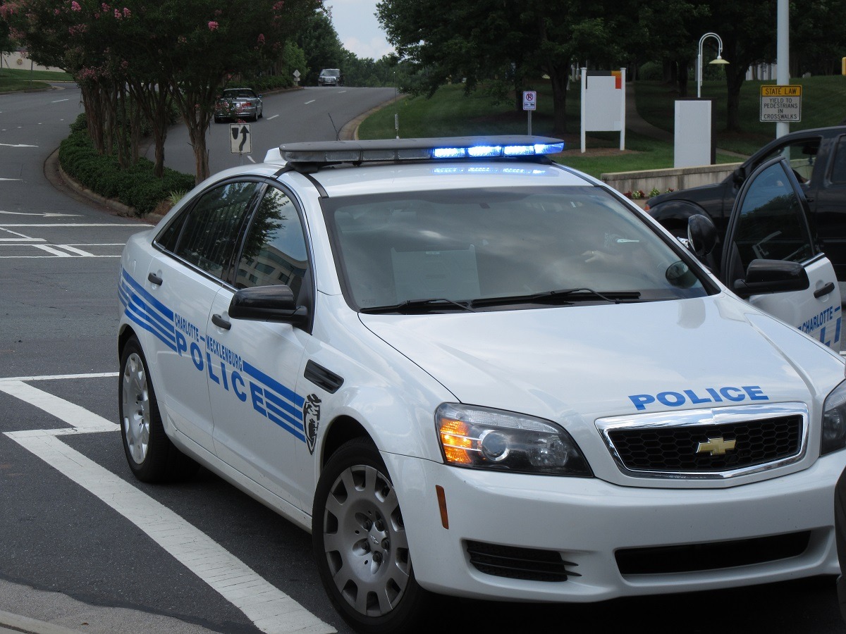 FEMALE POLICE OFFICER GETS ROBBED IN FRONT OF HUSBAND BY TEENAGER, SUSPECT SHOT