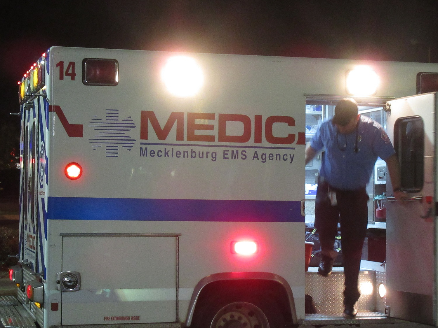 HOMICIDE ON ROZZELLES FERRY ROAD, VICTIM SHOT DEAD IN MIDDLE OF ROAD