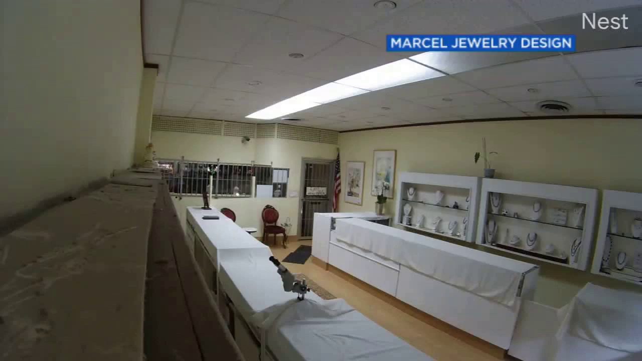 VIDEO: SMASH AND GRAB JEWELRY STORE ROBBERY, THIEVES USE TRUCK TO RAM THRU