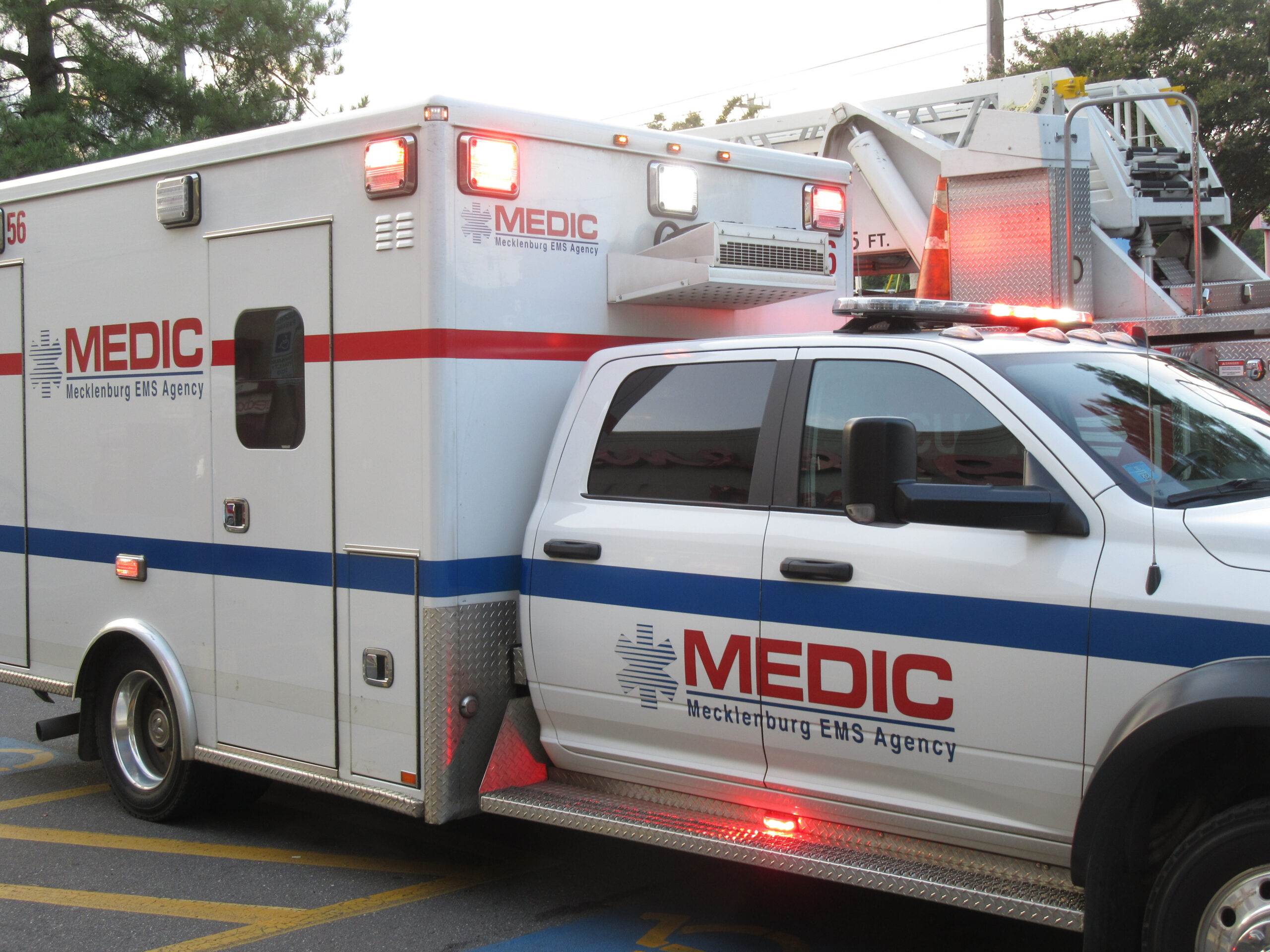 MAN KILLED AT APARTMENTS IN BROAD DAYLIGHT