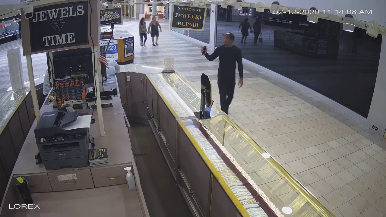VIDEO: MAN STEALS TWO GOLD BRACELETS FROM MALL JEWELRY STORE