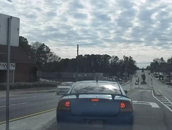 VIDEO: DODGE CHARGER ESCAPES FROM POLICE