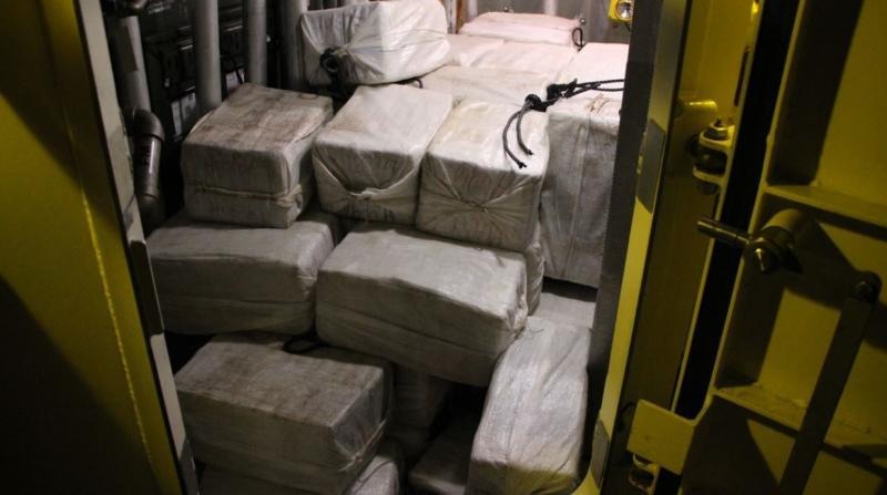2 FISHERMAN FIND $1 MILLION IN COCAINE OFF CAROLINA COAST, GIVES IT TO FEDS