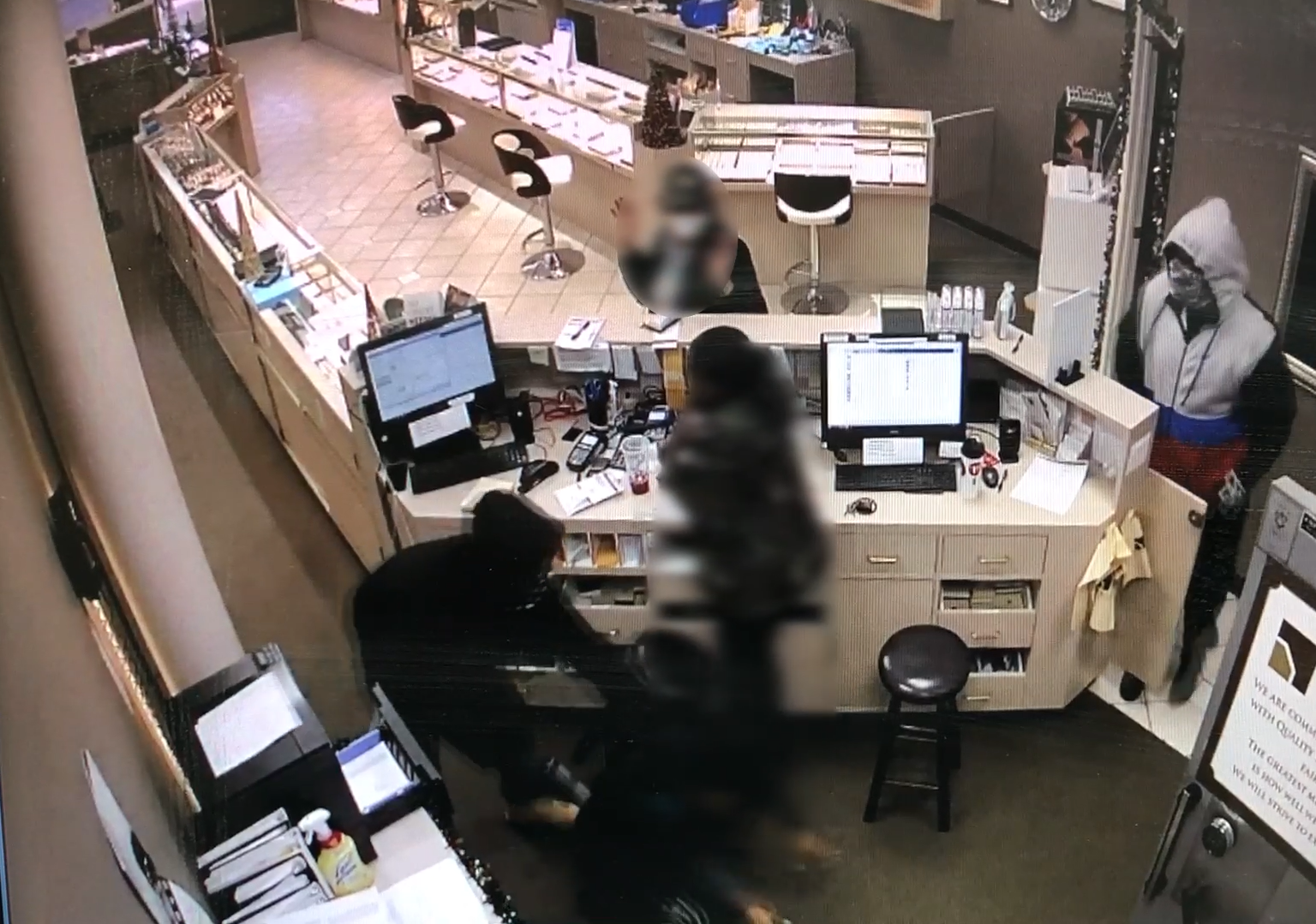 VIDEO: ARMED ROBBERY AT BROWNLEE JEWELRY BY 3 SUSPECTS, EMPLOYEE SEEN SHAKING