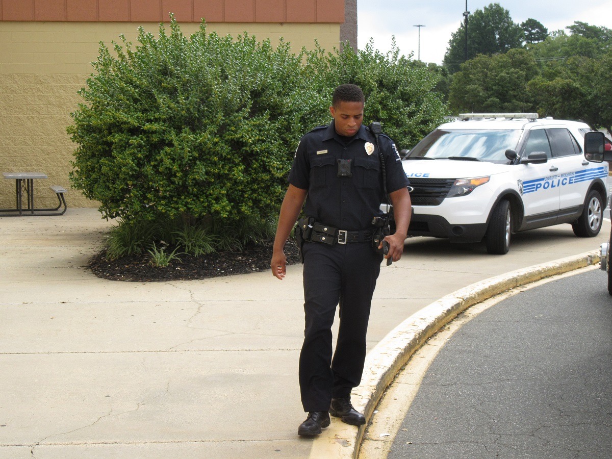 STABBING AT LOWES HOME IMPROVEMENT STORE IN CHARLOTTE, MONEY BEGGAR STABBED MAN