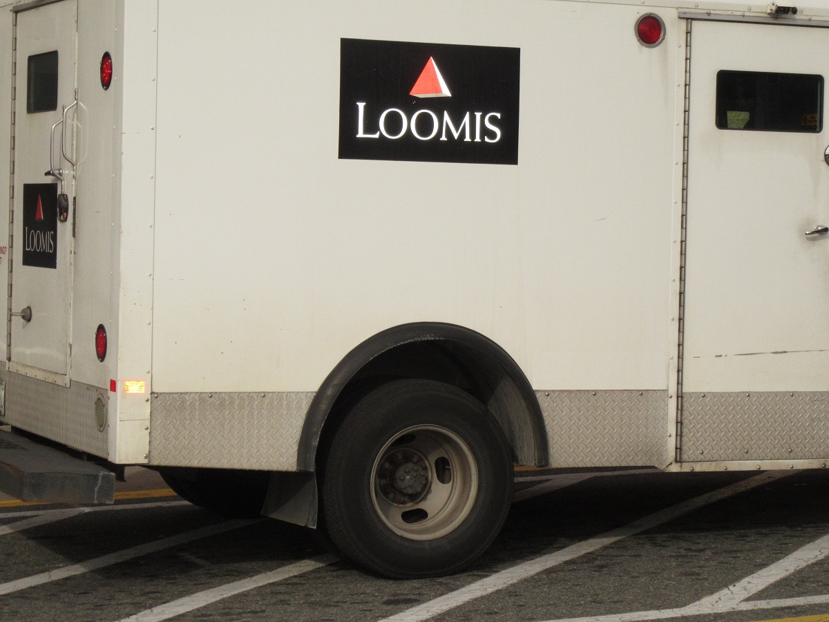 ARMORED TRUCK GUARD SHOT IN FACE DURING ROBBERY, DIES