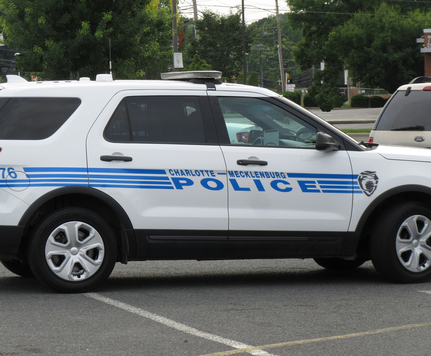 3 SHOT IN WEST CHARLOTTE DURING AFTERNOON VIOLENCE