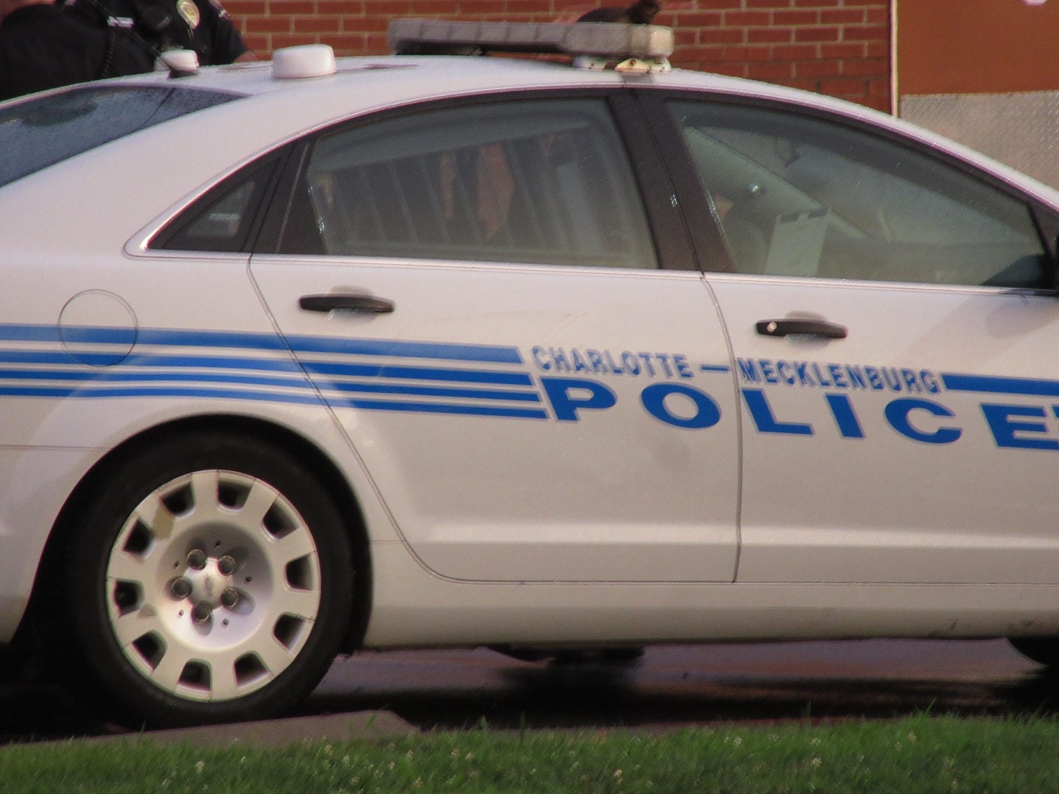 ONE DEAD, TRIPLE SHOOTING IN WEST CHARLOTTE, 9 SHOT ON LABOR DAY WEEKEND