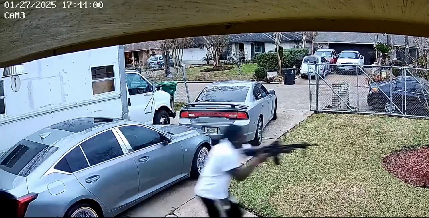 VIDEO: SHOOT OUT DURING NEIGHBORHOOD ROBBERY