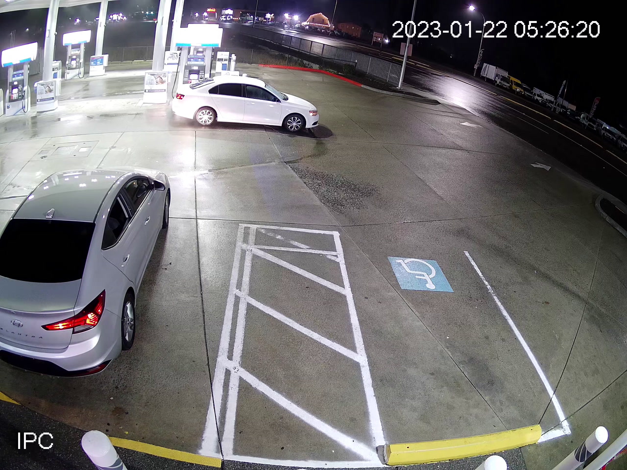 VIDEO: SUSPECTS STEAL VAPES AND SMOKES FROM GAS STATION