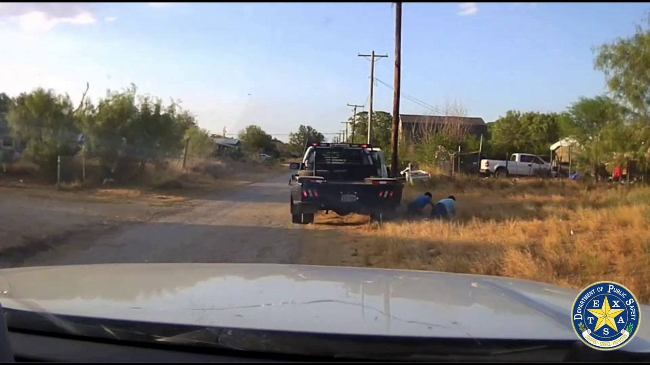 VIDEO: 10 ILLEGAL IMMIGRANTS HIDE IN TOW TRUCK , THEN RUN FROM COPS