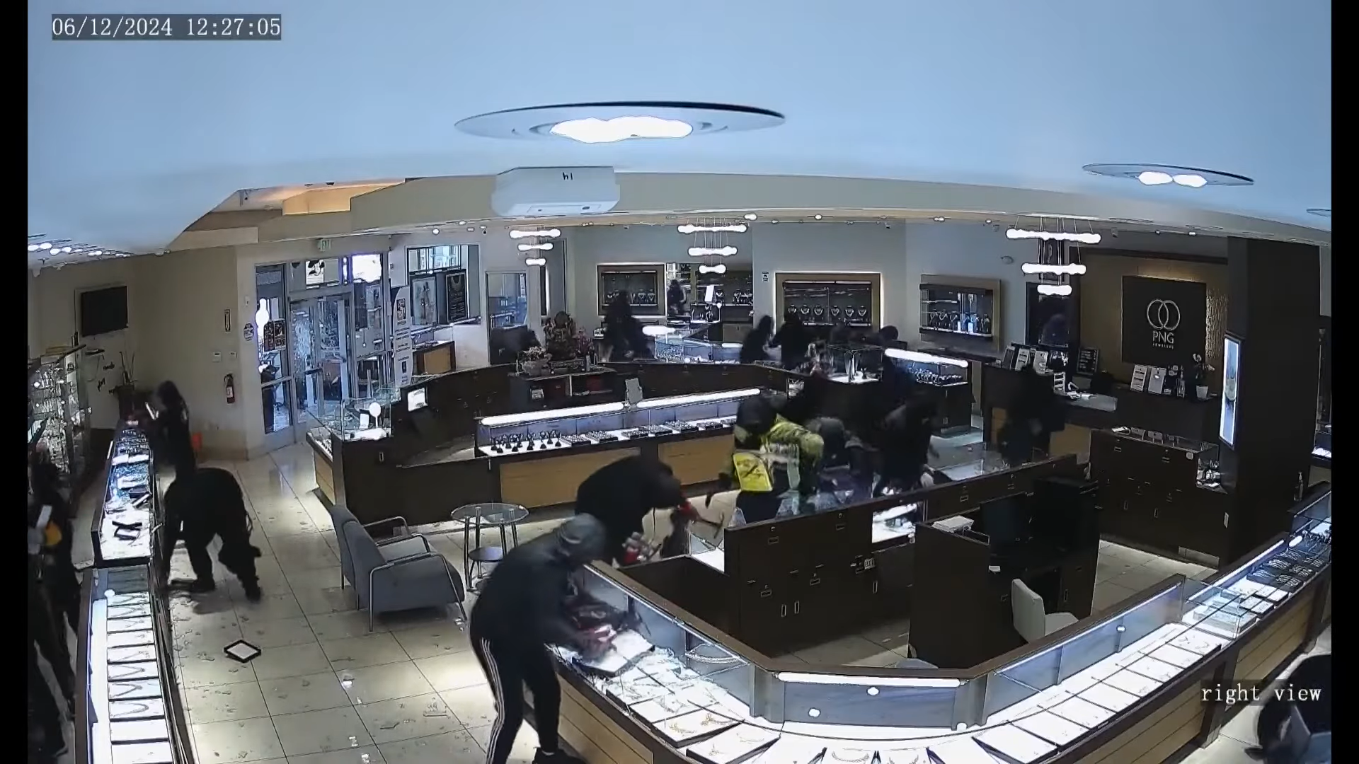 VIDEO: SMASH AND GRAB ROBBERY AT JEWELRY STORE, DIAMONDS AND GOLD STOLEN