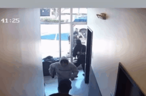 VIDEO BORDER PATROL TRIES TO BUST IN RESTAURANT